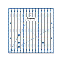 Regla cuadrada marca Golden Way mide 15x15 cm antideslizante