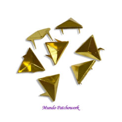 Tachas forma triangulo dorado, mide 20mm x 12 unid
