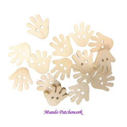 Botones 246 en madera  manitos  x 14 unidades mide 1,6 x 1,6 mm