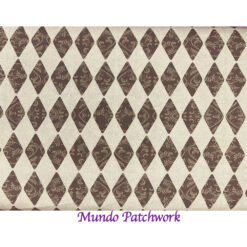 100% algodón, diseño rombos café, fondo beige