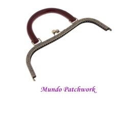 Manilla metálica, mango de madera, mide 27cm ancho y 20 cm alto