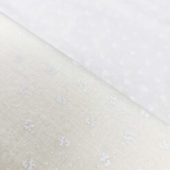 100% algodón, color crema, diseño flores tono sobre tono 110cm ancho x 30 cm