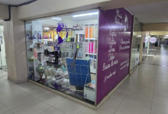 Vista interior de la tienda con estanterías de telas