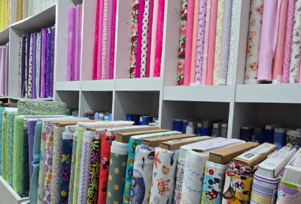 Mostrador de la tienda con productos de manualidades