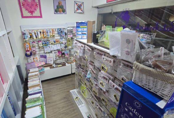 Pasillo de la tienda lleno de rollos de tela coloridos