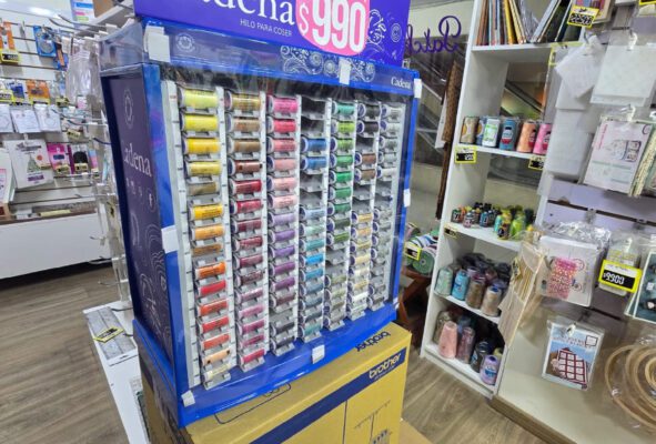 Estanterías con hilos y accesorios de costura
