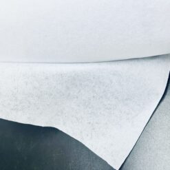 Entretela no tejida con adhesivo, color blanca, ancho 1,50mt, no es rigida